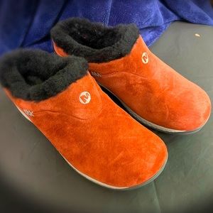 MERRELL ANTORA SNEAKER MOCCASIN - BURGUNDY - 9.5 

Brand New! Never Worn!